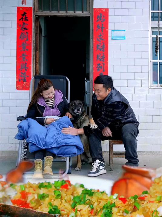 巴图对主人的爱是无私的,自己悄悄跑到县城给主人买大龙虾