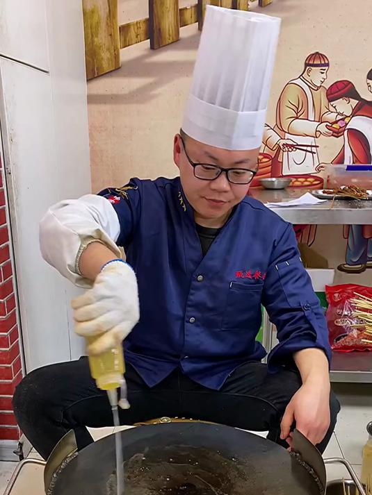 牛肉切块穿成串,在铁板上来回戳66下,加入配料,立马出锅~