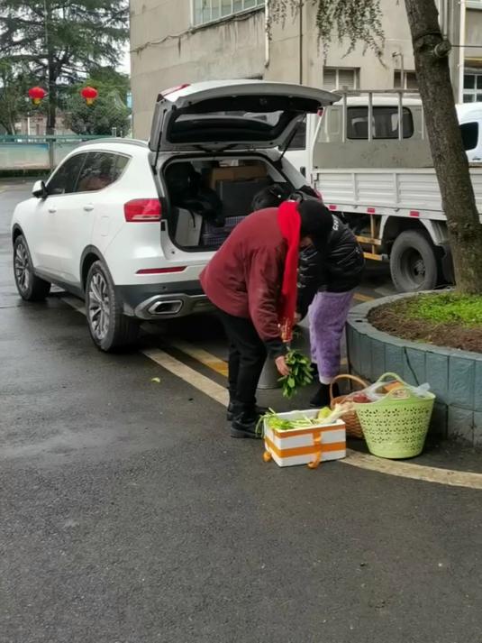 春节返程后备箱被妈妈塞满腊肉蔬菜，全是爱和思念，心里不是滋味