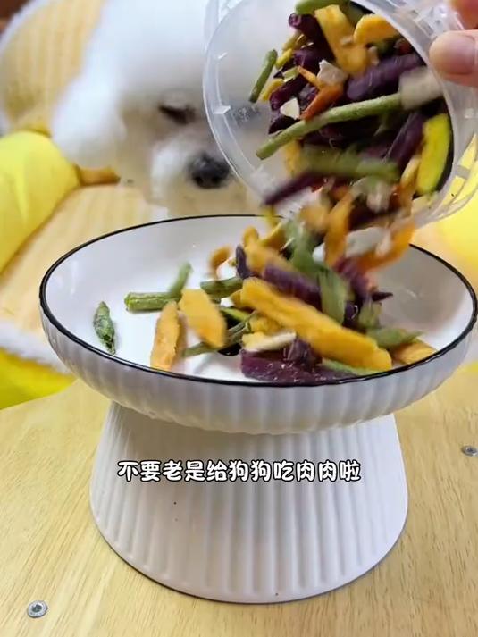 狗狗跟人一样,不能老吃肉肉啦,要适当的吃点蔬果,对身体好!
