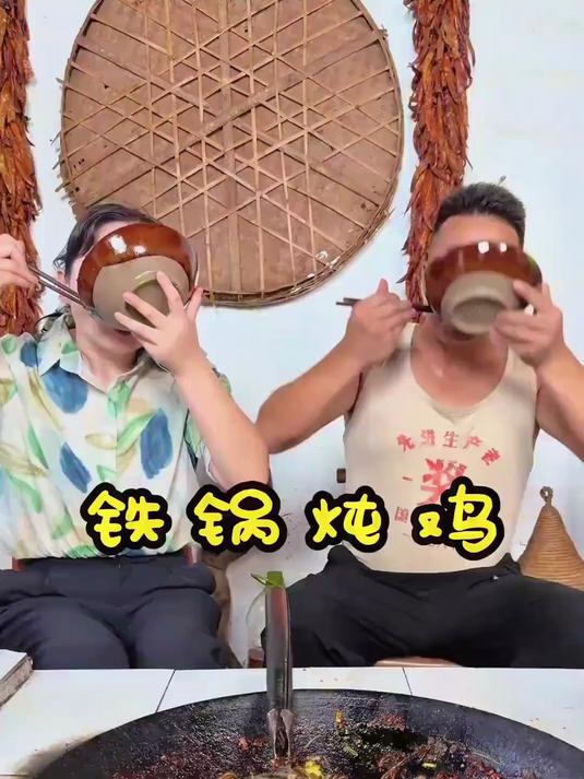 今天给堂客做一个柴火铁锅炖鸡,入口即化,香辣细腻爽口