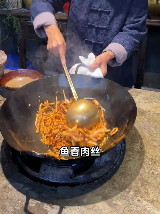 川菜小煎小炒代表菜之一鱼香肉丝,肉质细嫩爽口,看完就能学会的家常菜