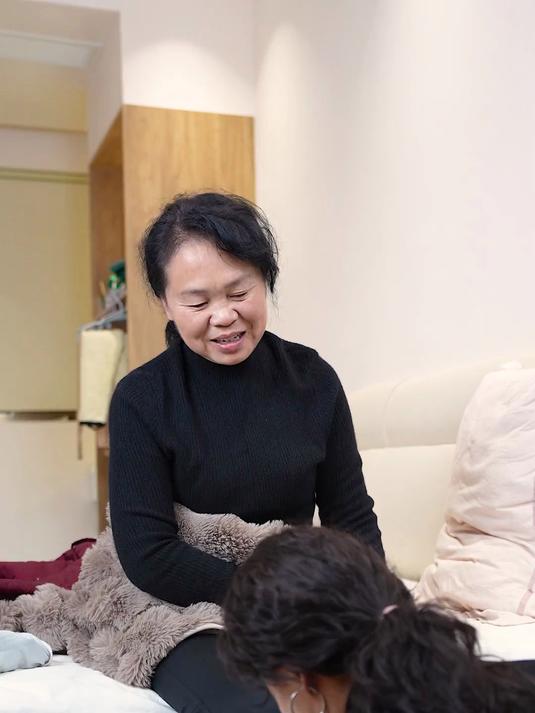 爱是相互的，家是包容的。一碗青菜粥，暖了婆婆也暖了家