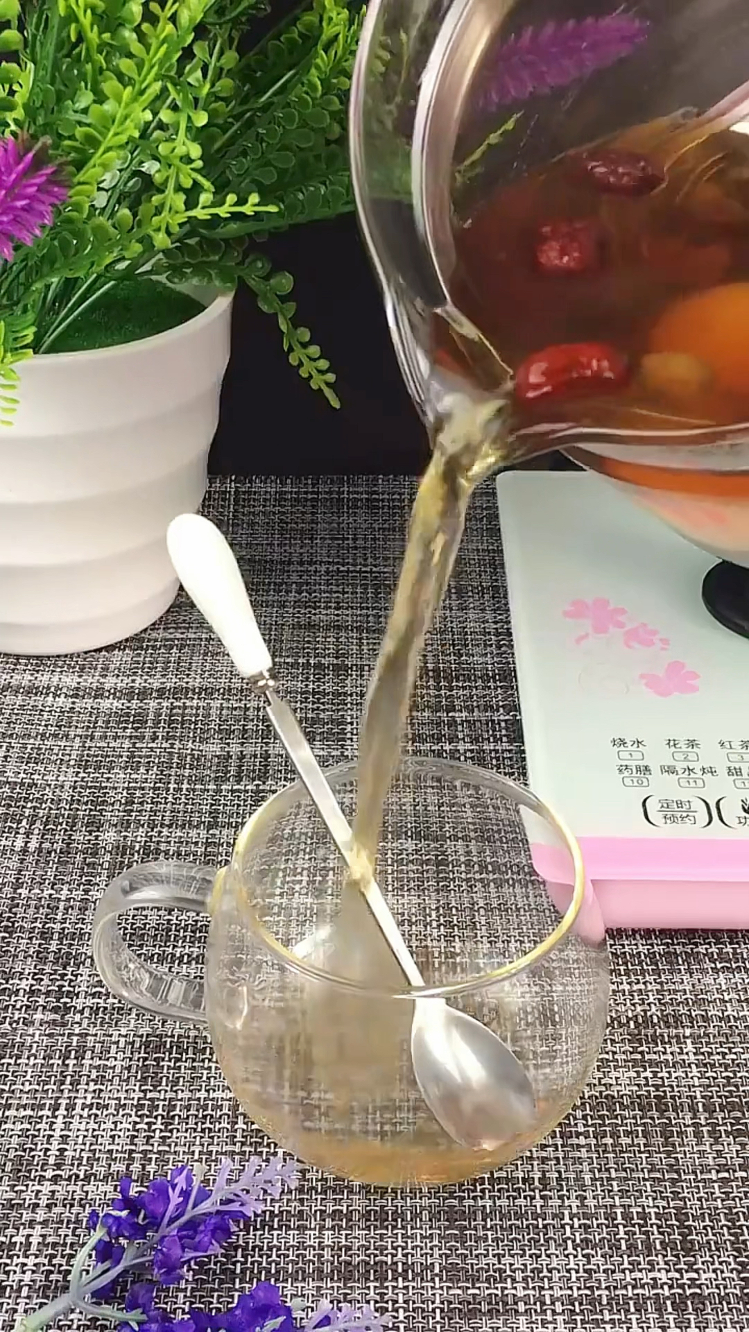 补气血茶玫瑰、桂圆、红糖、生姜、鸡蛋