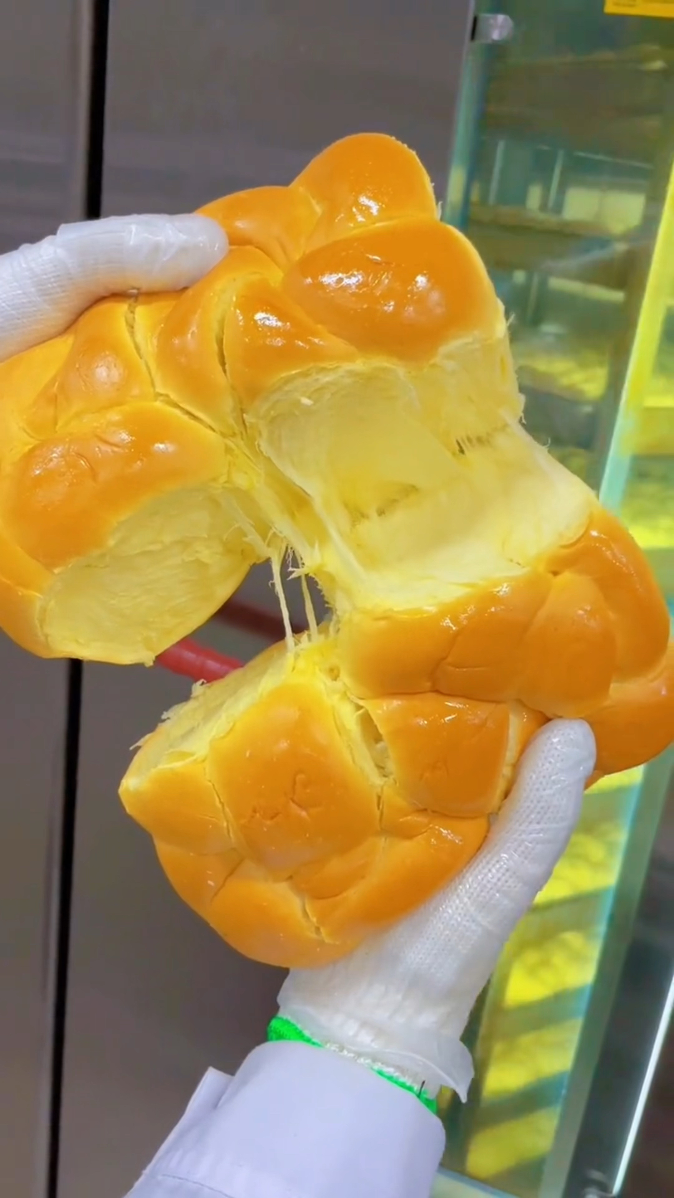 手撕老面包烤出来来,浅浅的黄油香味和松软的口感确实很诱人