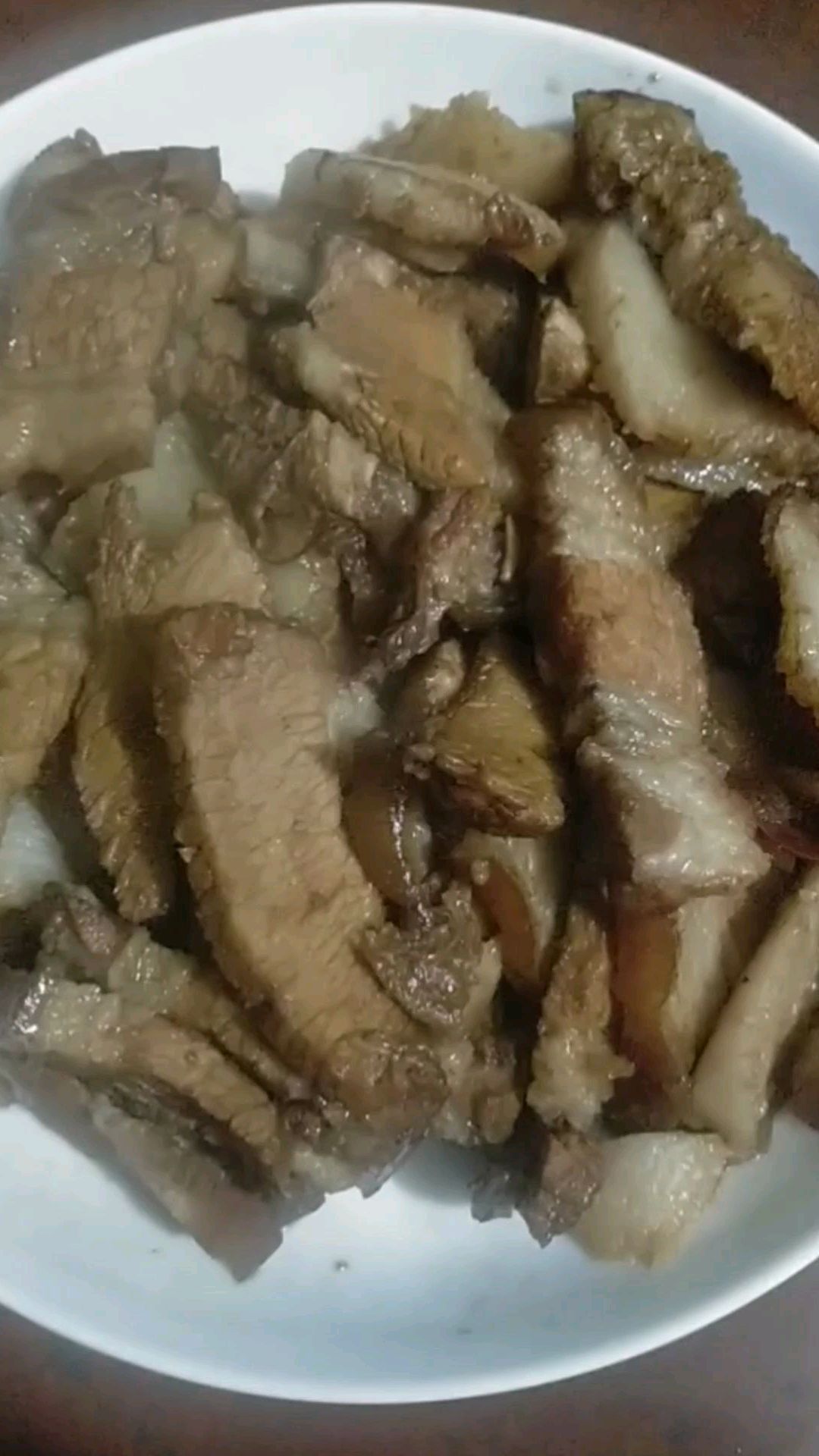 猪踭肉做出来的卤肉口感就是不一样香糯爽滑,沾上五香辣椒粉。好吃到停不下来