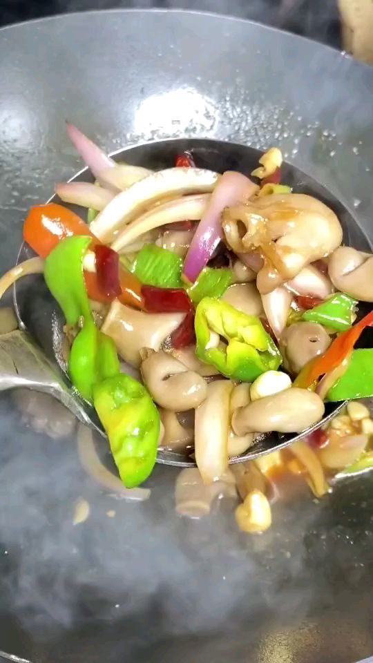 小石斑鱼肚爆炒做法啊,很多老铁问到底是什么部位,就是鱼胃 爆炒贼香