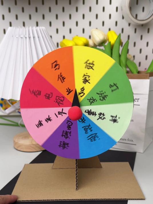 家里的快递纸箱不要扔,可以给孩子做个简单好玩的转盘