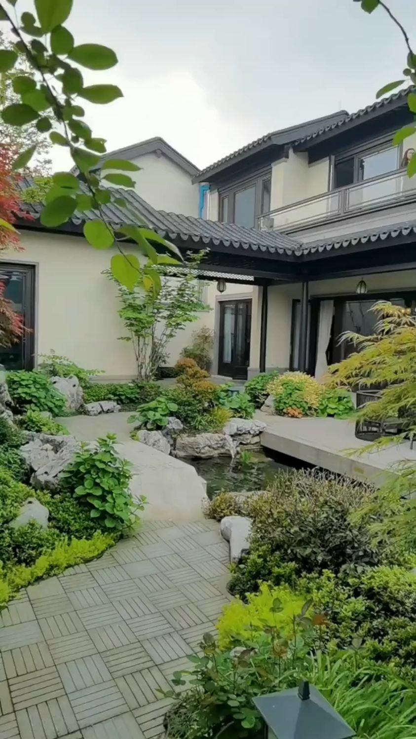 中式庭院,门前有鱼池