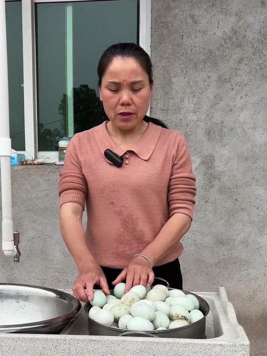 今天做咸鸭蛋,等到端午节可以拿出来包粽子