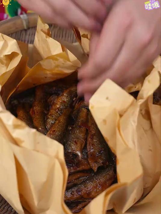 大湖里面的鲮鱼肉质紧实有嚼劲一条手撕鱼就可以干半碗饭