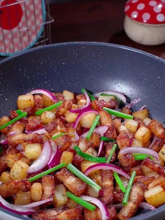 焦香入味的五花肉搭配咸香软糯的土豆