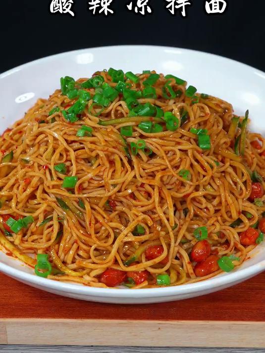 07年的时候,我在成都卖这个凉拌面,干了一年,就买了一套房子