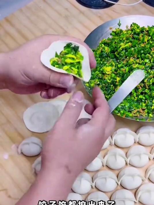 包饺子效率暴涨!挖馅勺一按一挖,馅料饱满不滴漏,厨房新手狂喜