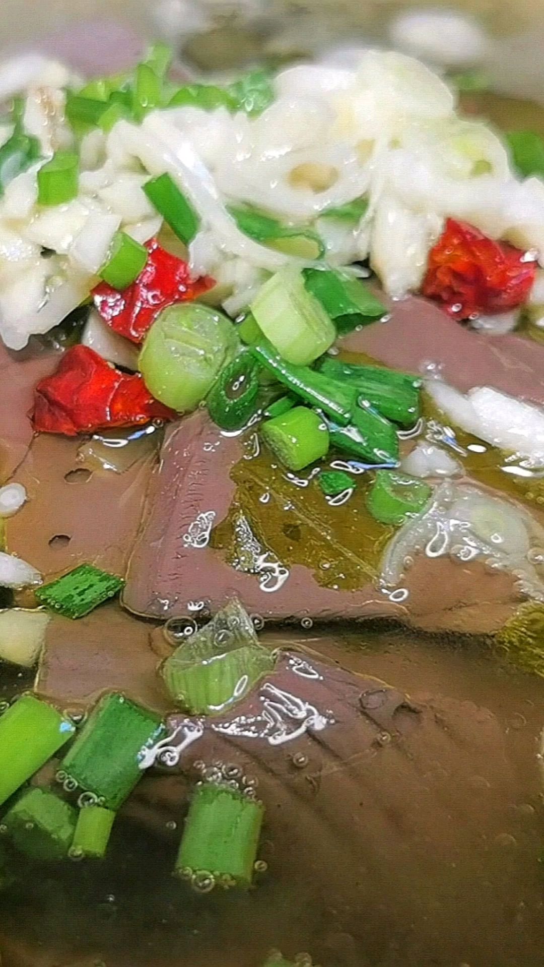 四川人过年桌上必备泡菜,做个酸汤鸭血开胃又下饭。过年肉吃多了,喝上一口汤非常解腻