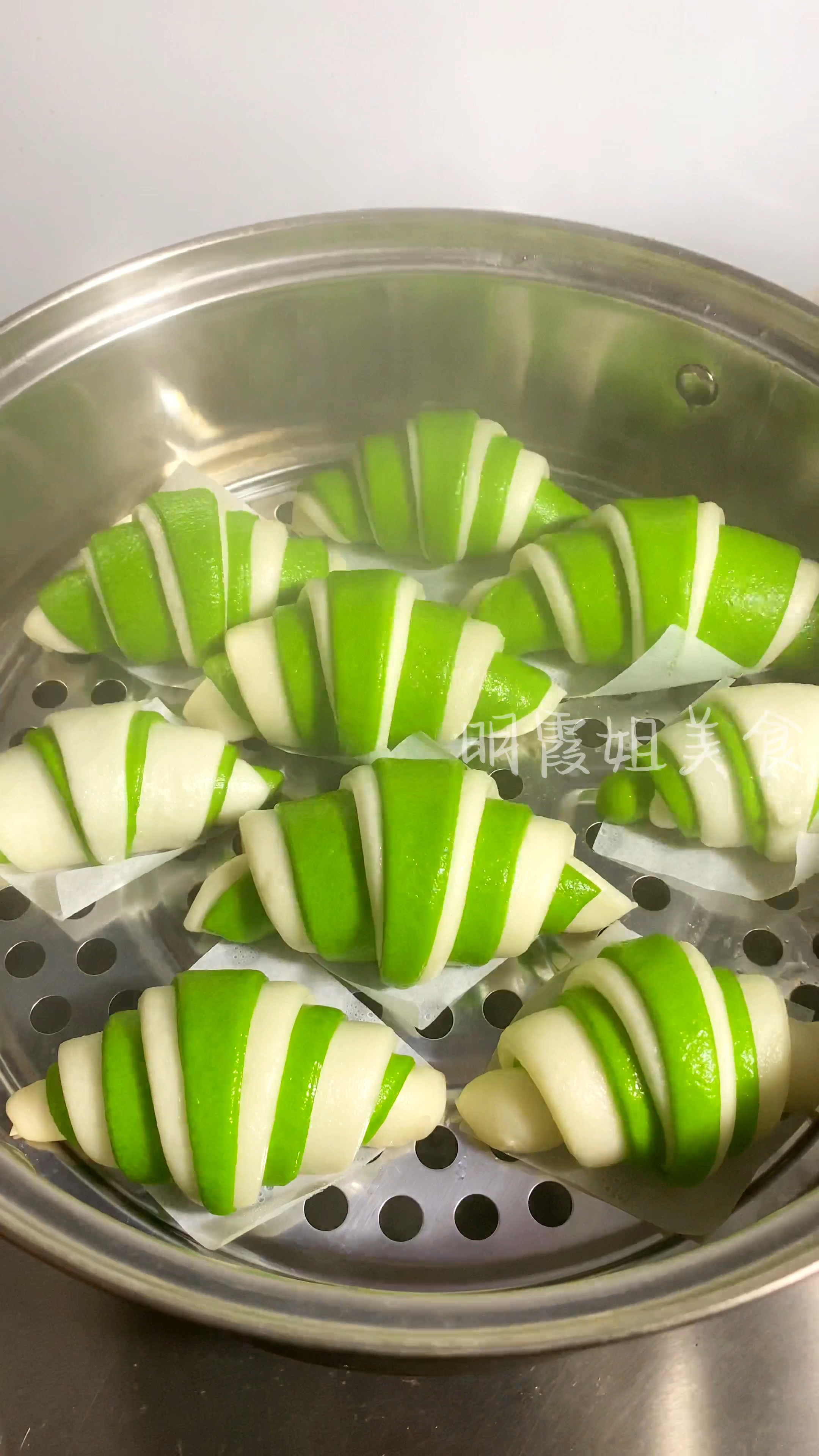 菠菜汁你按照我这个比例怎么蒸都不会变色(只要菠菜叶子榨汁,100g菠菜汁加1g小苏打)