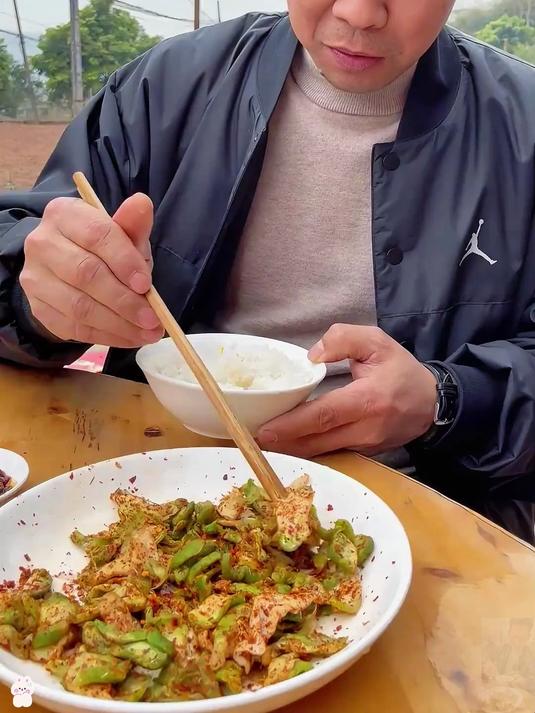 你肯定没吃过这种麻辣鲜香的榨菜片又脆又嫩下稀饭安逸得很