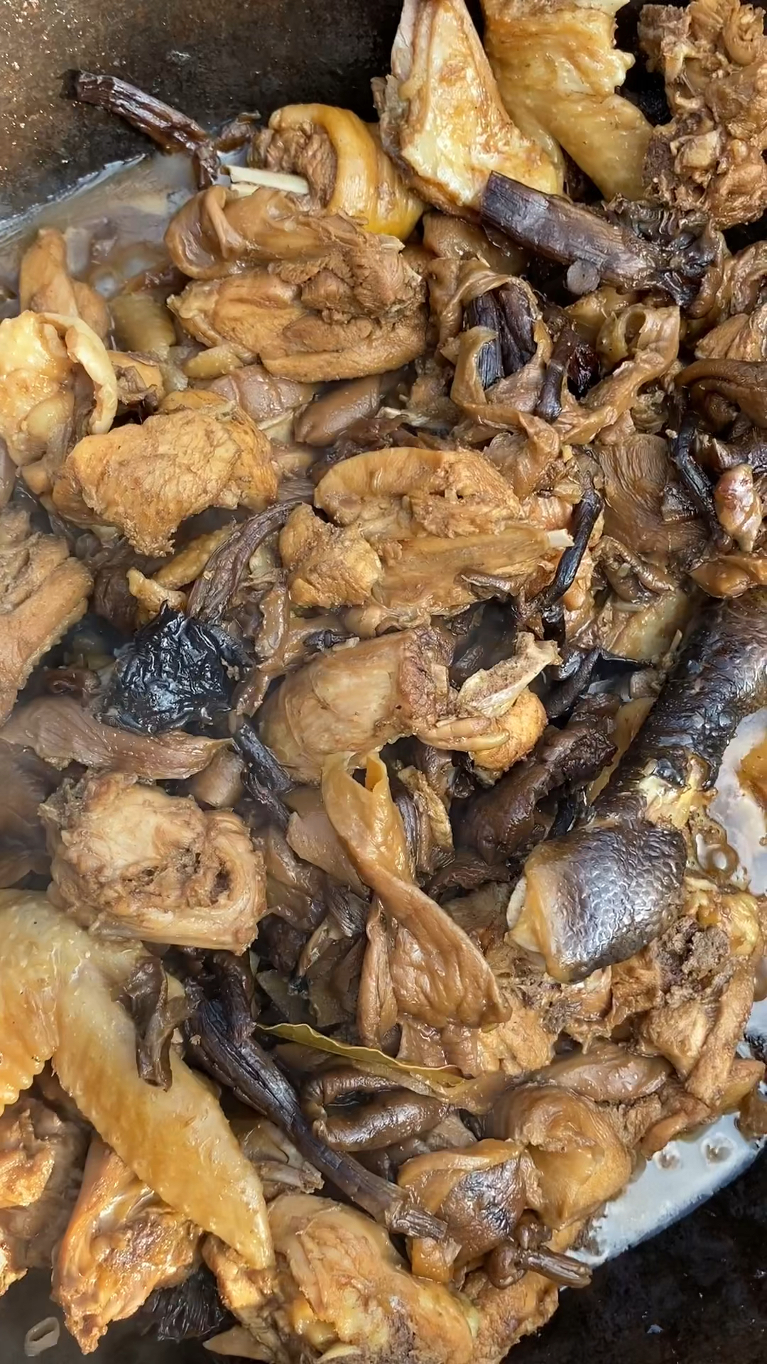 在东北最少不了的就是铁锅炖,今天来个小鸡炖蘑菇