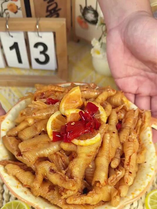 脱骨鸡爪真的这么好吃尝过才知道_零食推荐_美食测评_美味鸡爪_超好吃的酸辣无骨鸡爪