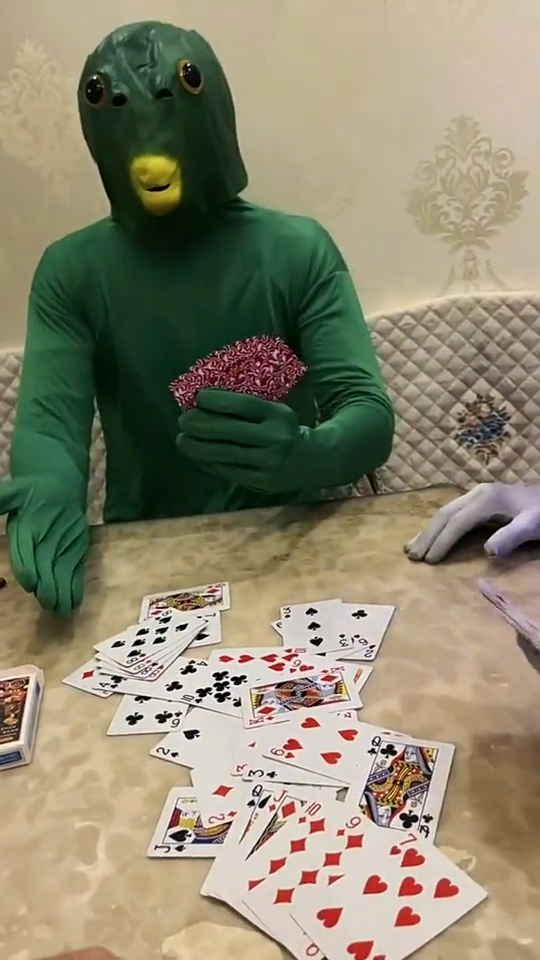 绿鱼头明明是戴头套了,怎么看到惊讶的表情了