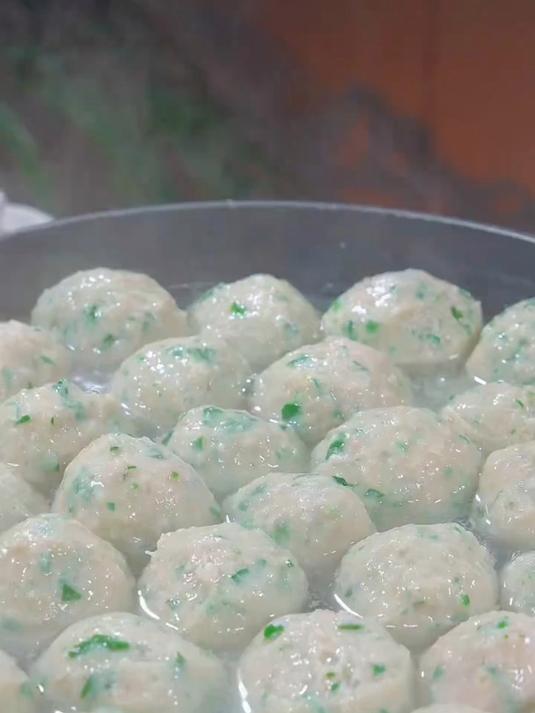 把菠菜放入猪肉丸里面,出锅就是冬天里孩子都爱吃的美食波菜肉丸