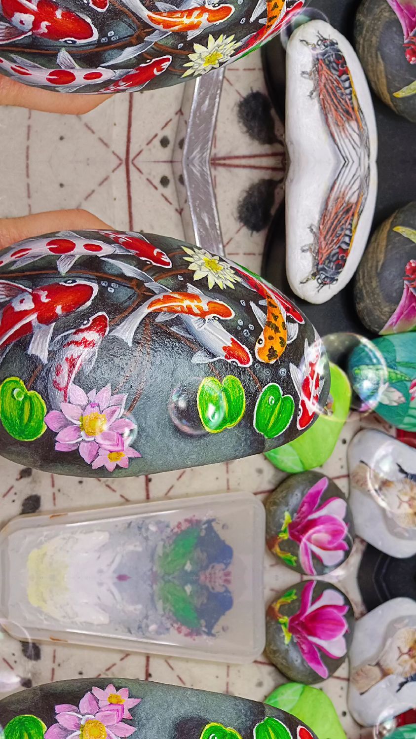 莲年有鱼,九鱼长长久久,莲花吉祥如意,祝愿2023吉祥如意,连年有余,长长久久。