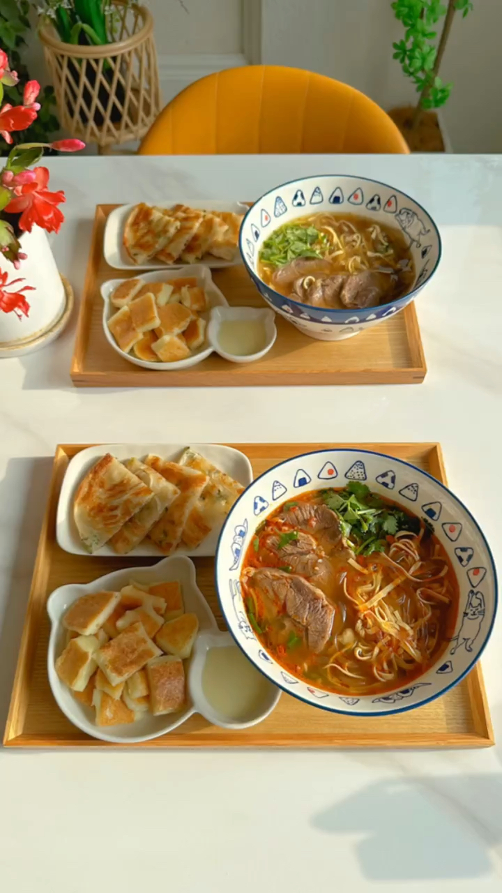 早饭给儿子做了淮南牛肉汤 没想到味道这么棒,搭配一个葱油饼,还做了拉丝芝士条～