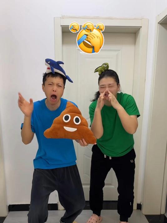 小朋友快看大鳄鱼在吃什么?