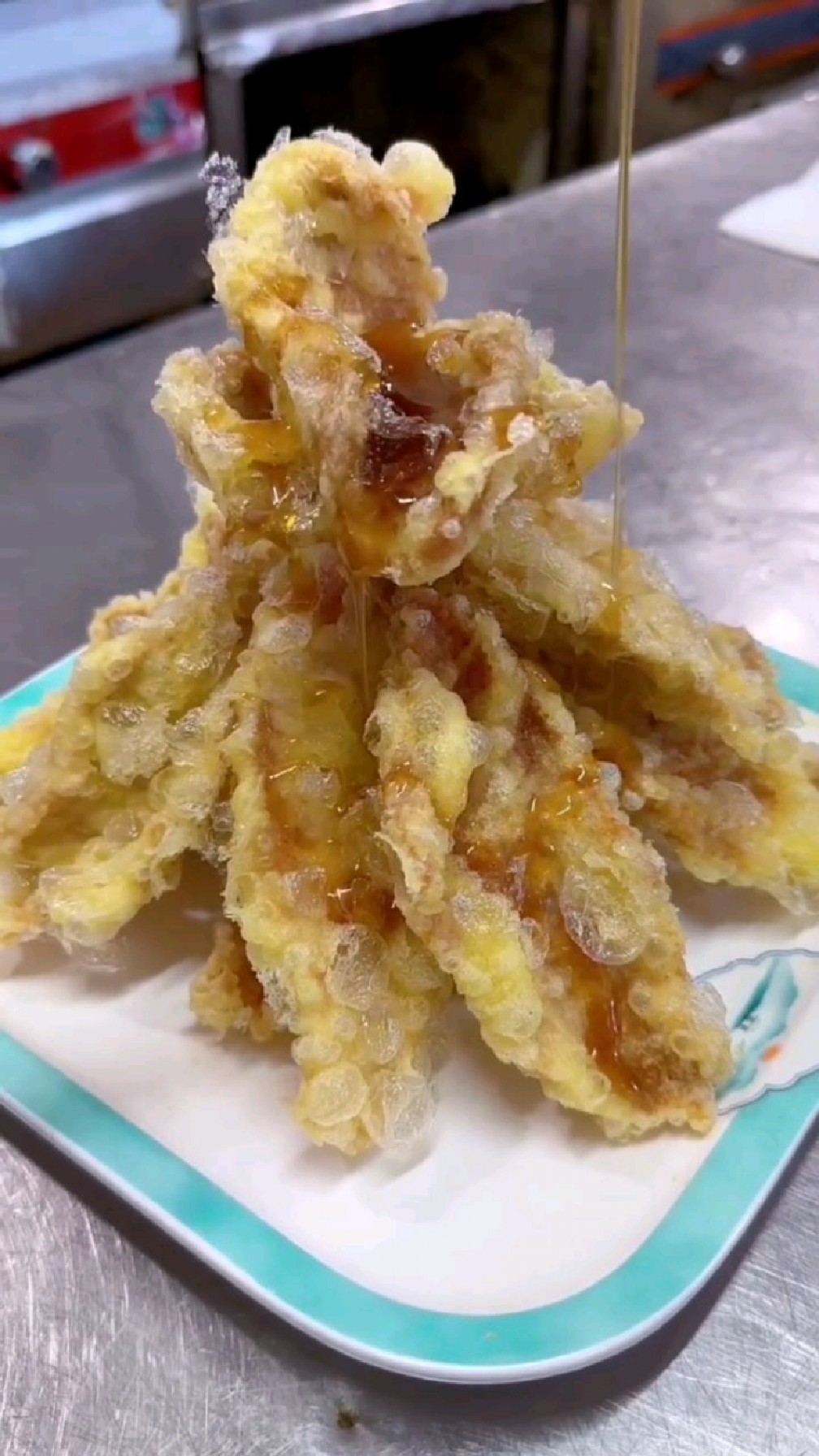 汽泡锅包肉,外酥肉里嫩。糖醋汁酸甜适中