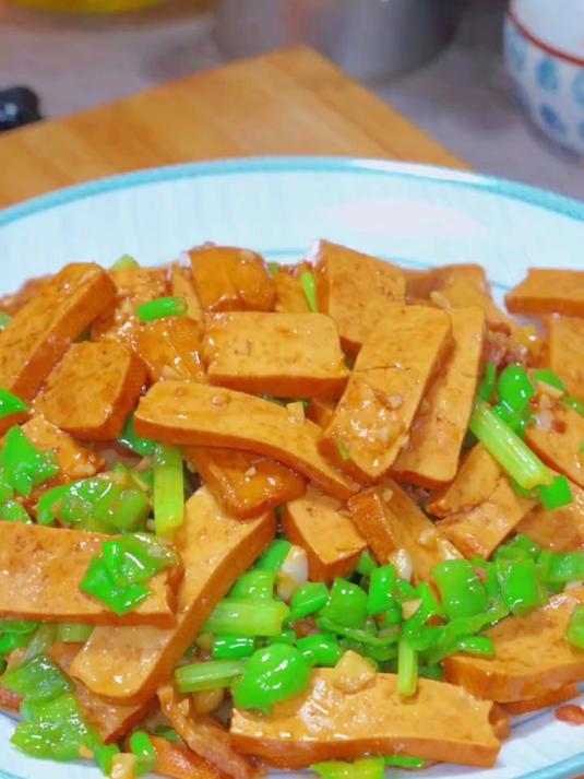 香干简单又家常的做法,就是这个青椒炒香干