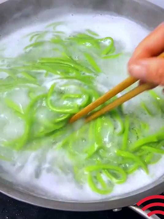 桑叶苦瓜芹菜面蔬菜汁和面面筋道爽滑
