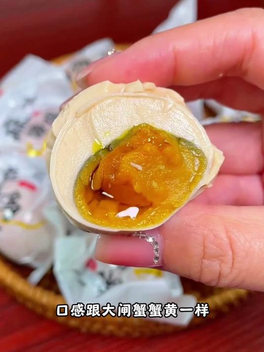 这个麻酱鸡蛋有点意思,蛋黄又绵又沙像蟹黄一样,不咸不淡,好吃