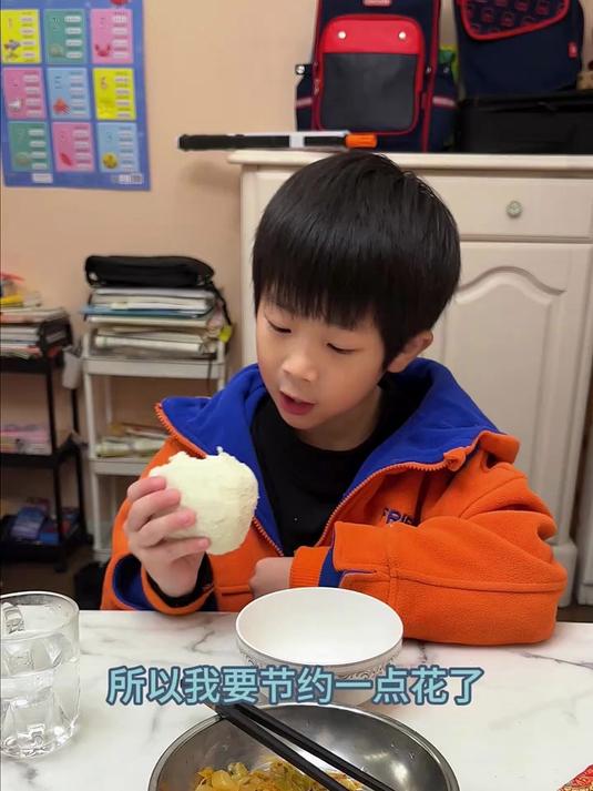 王王一个人在家时竟然只吃馒头