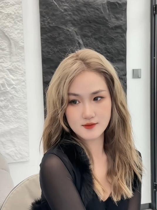 显白发色,女团发色,混血发色,奶茶白金色