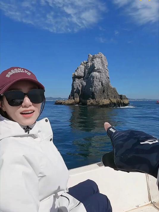 热心钓友发现大连一无人荒岛海鱼泛滥了，帅小伙立马带女……