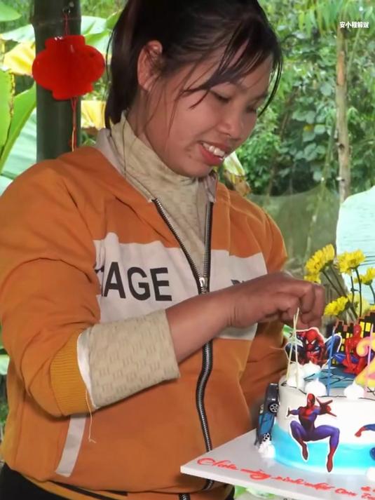 小丽还在生日婆婆拿来蛋糕,小丽制作一桌子美食