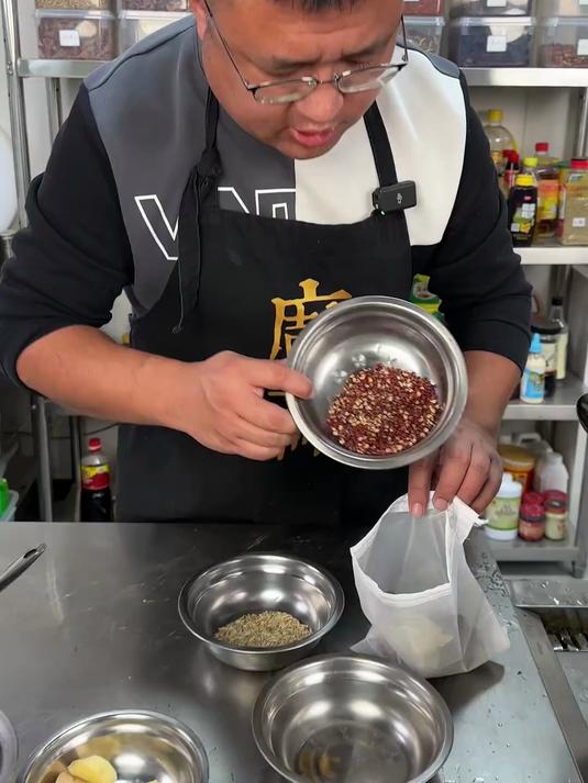 摆摊卖茶叶蛋看看生意咋样?听说以前皇上吃的,这配方你就用吧