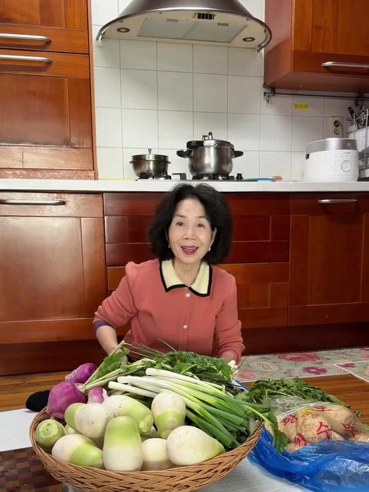 现在正是韩国的泡菜季，婆婆会做很多泡菜 放到泡菜冰箱里