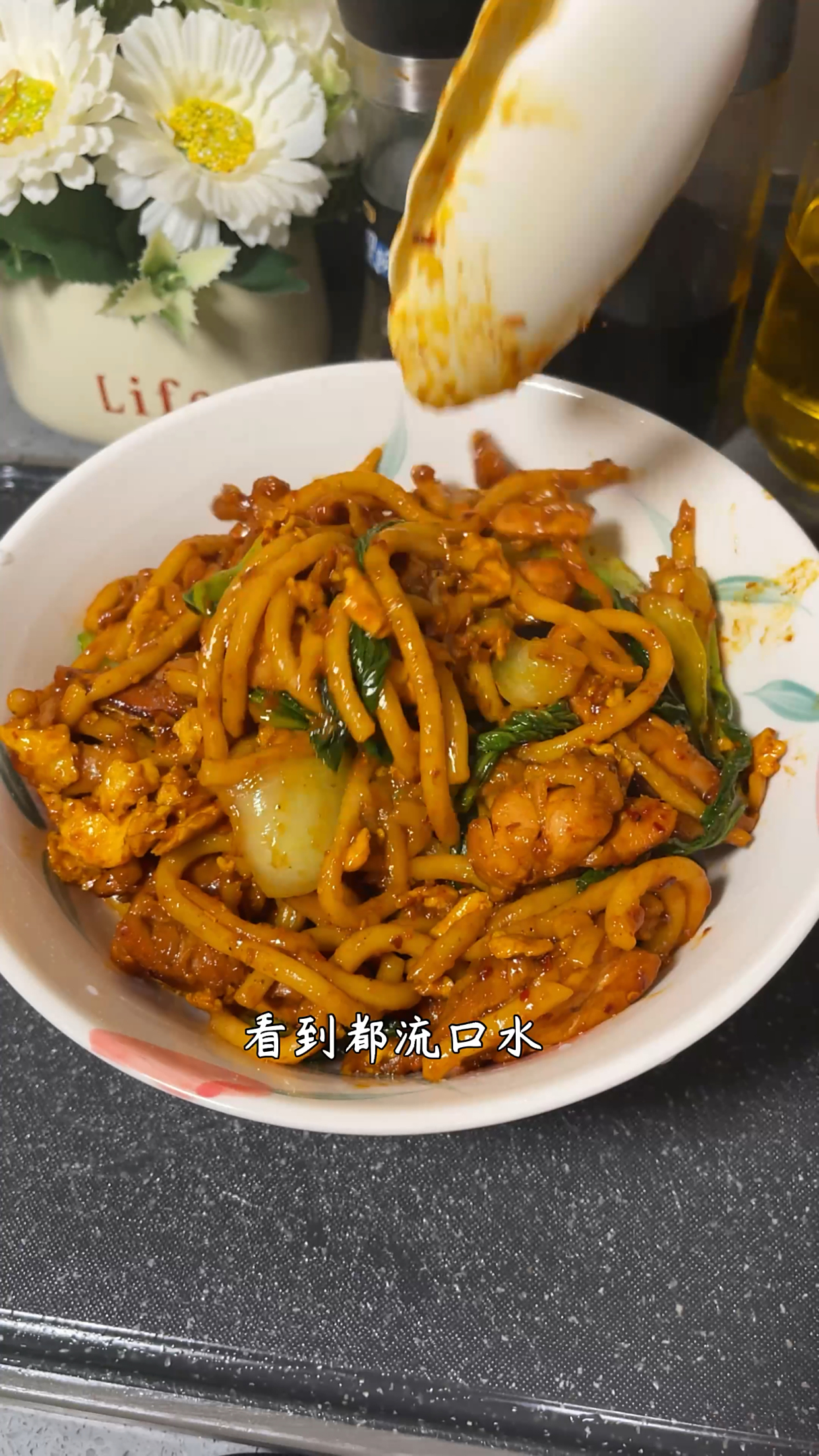 乌冬面炒着吃也太绝了,多少个老婆都不够吃的呀!!