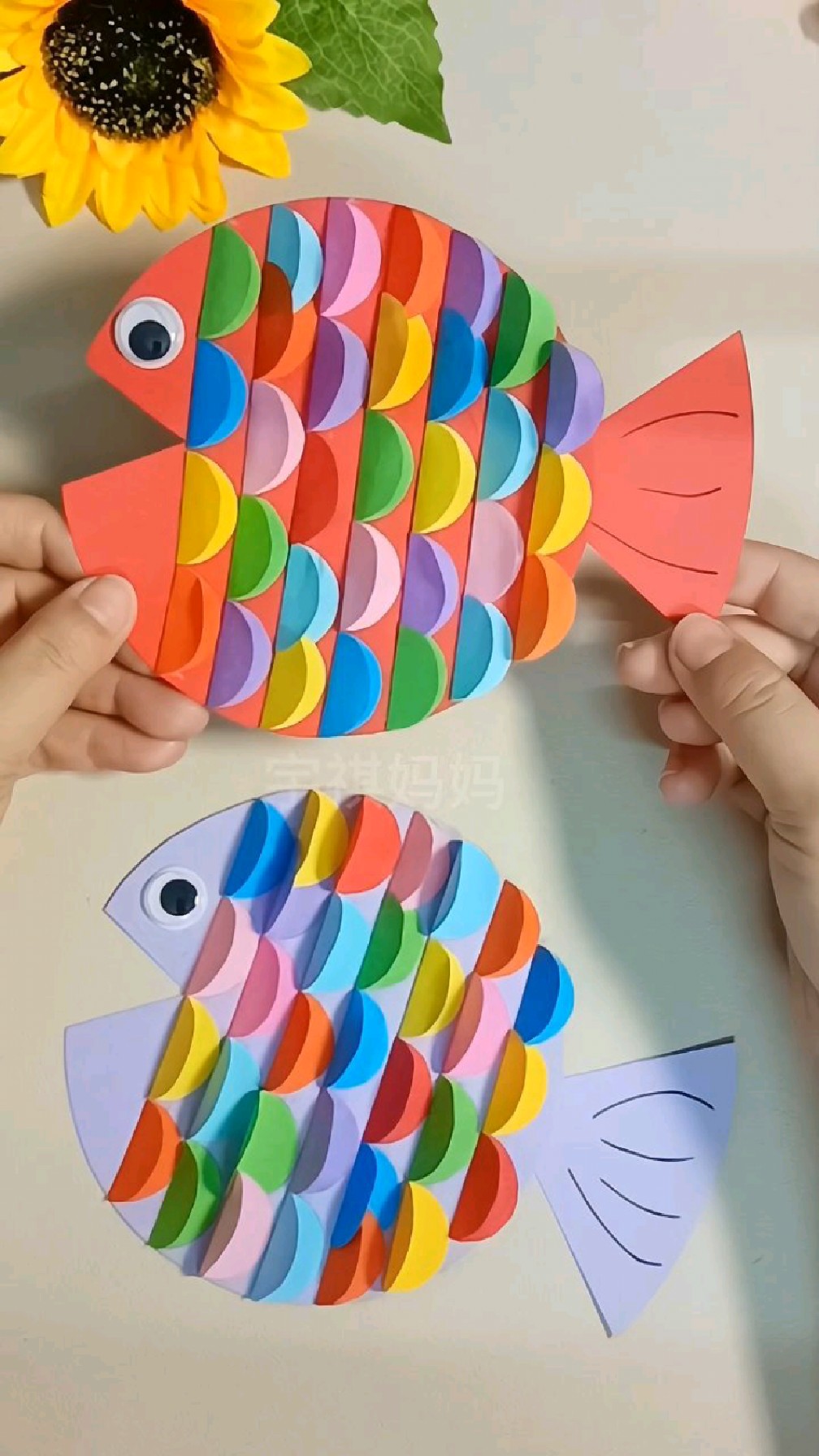 【年年有余】用硬卡纸和彩纸来做两条可爱小鱼吧,可以打孔用绳子挂起来,可好看啦