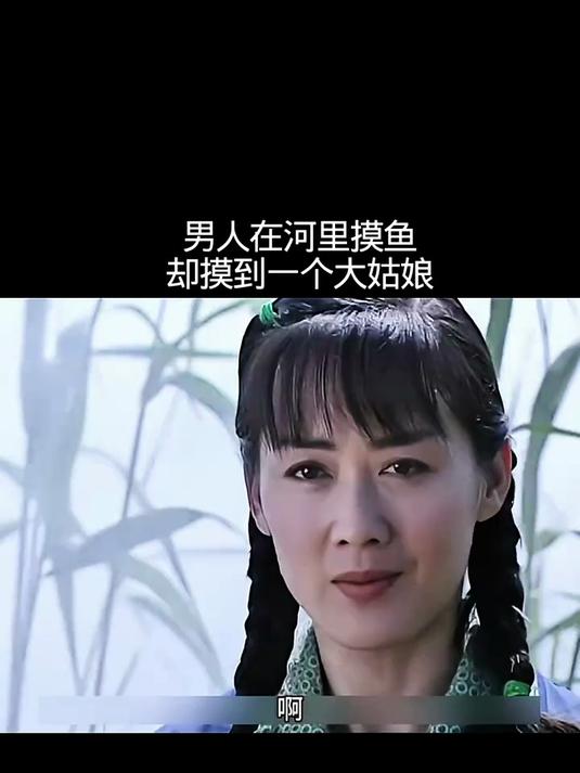 男人在河里摸鱼