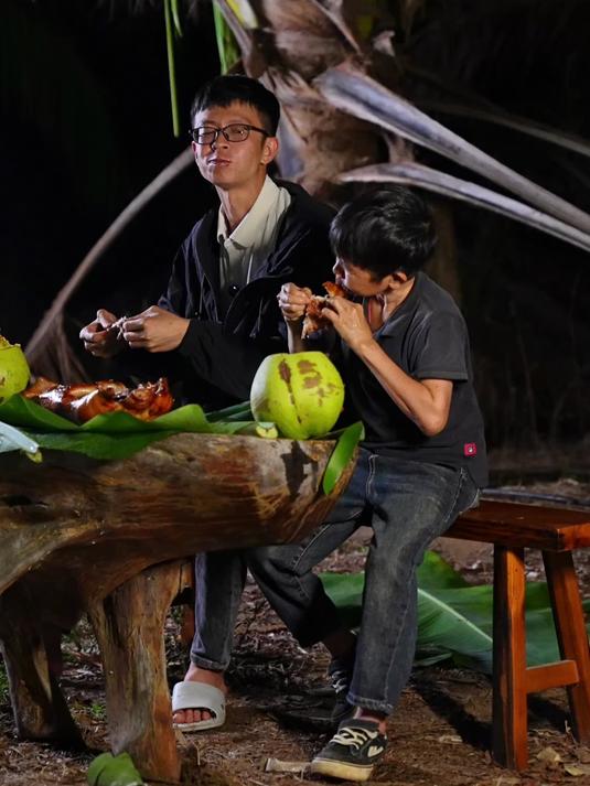 鲜甜的椰子水配上香喷喷的烤乳猪,别样的风情