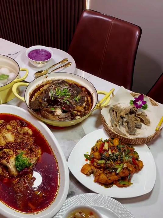 刚抓了一条12斤+的超大石斑鱼.做了5种吃法非常好吃噢