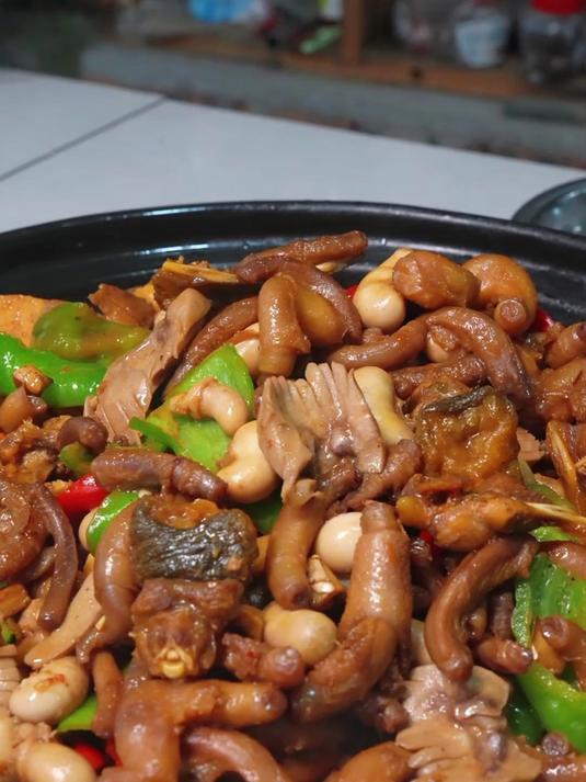 烟雨蒙蒙真的好适合吃水鱼鸡子煲哦,哈哈,好开心!