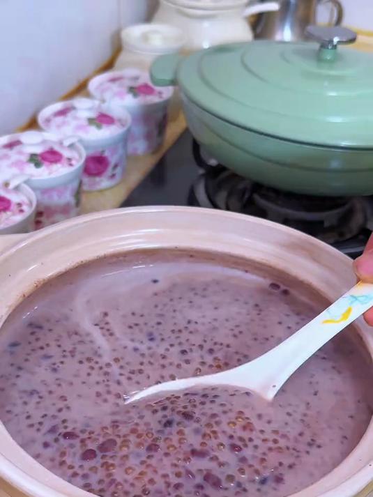 炎热的夏天,自己在家做牛奶红豆西米露