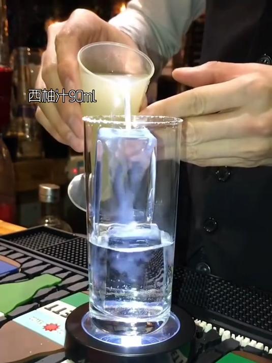 咸狗 Salty Dog 又是起源于英国船员的一款酒