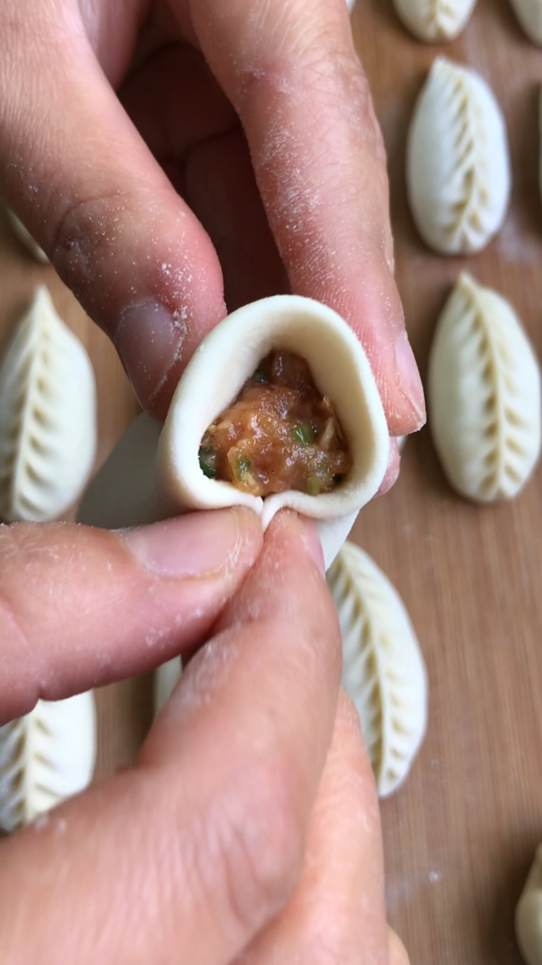 包饺子手法慢动作视频,学会过年包给家人吃