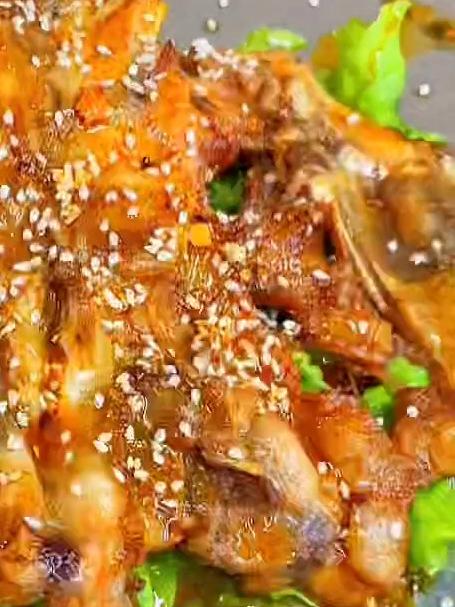 麻辣鸡架又出锅啦！又麻又辣，吃起来真过瘾，一天要做几百个