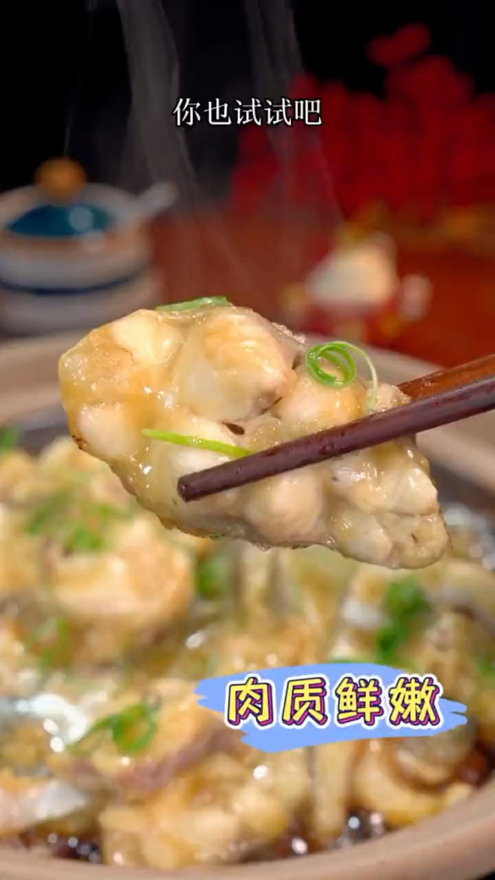 菜市场刚钓回来的鲈鱼,清蒸吃腻了就试下砂锅盐焗做法吧!