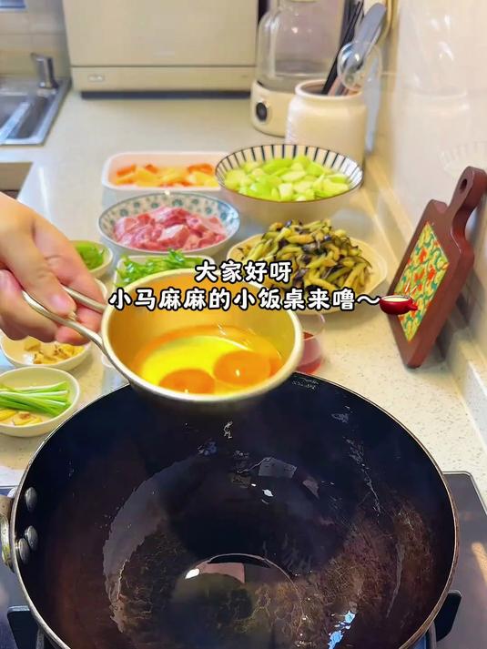 今日菜单:排骨土豆煲,青椒炒茄丝,丝瓜虾仁煎蛋汤